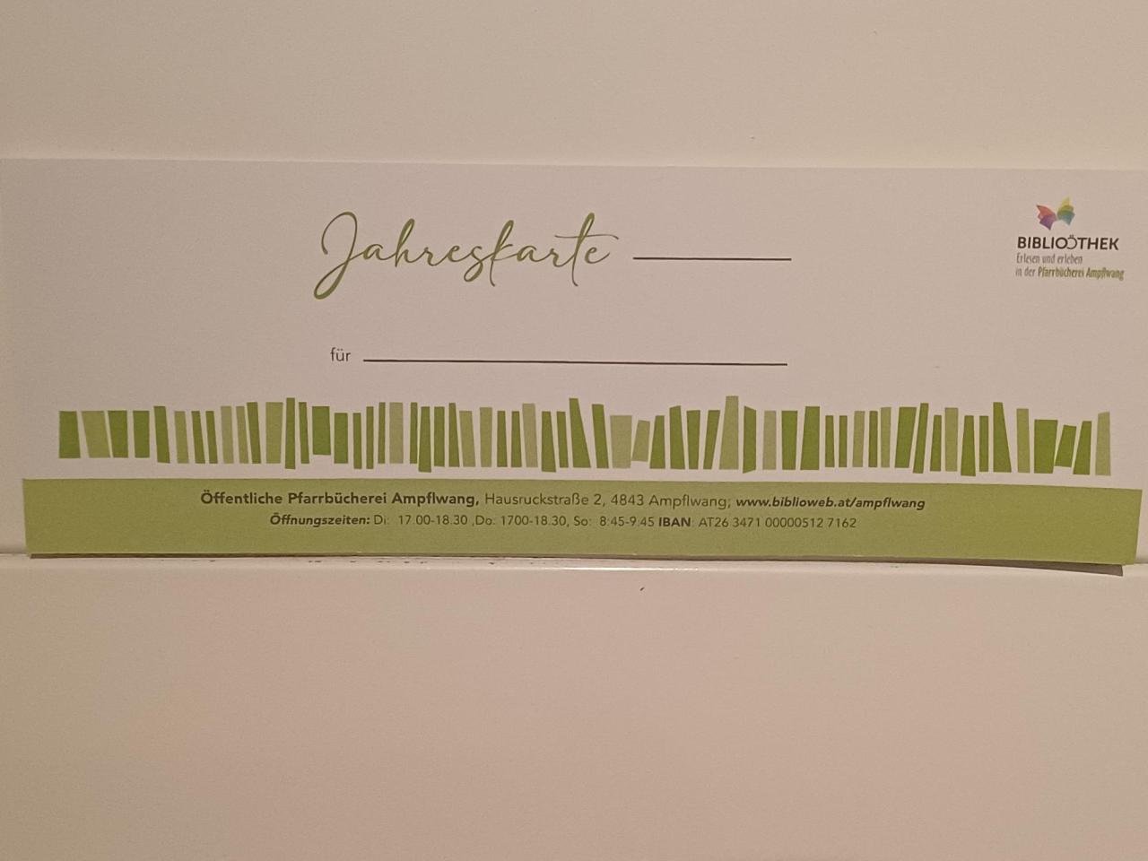 Vorderseite einer Jahreskarte für die Öffentliche Pfarrbücherei Ampflwang. Oben steht "Jahreskarte" und alle Kontaktdaten und Öffnungszeiten der Bücherei.